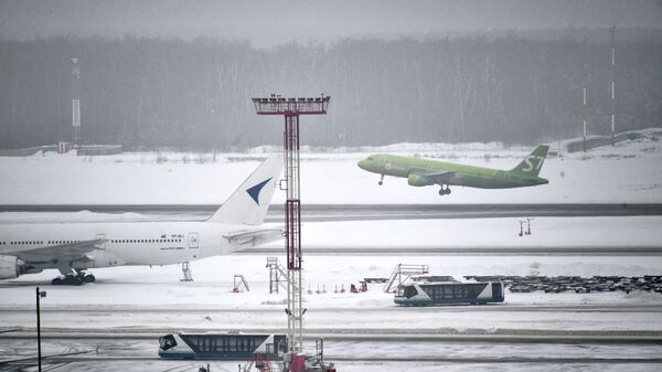 Самолет компании S7 Airlines на летном поле в аэропорту Домодедово