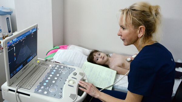 Врач-кардиолог ведет осмотр ребенка