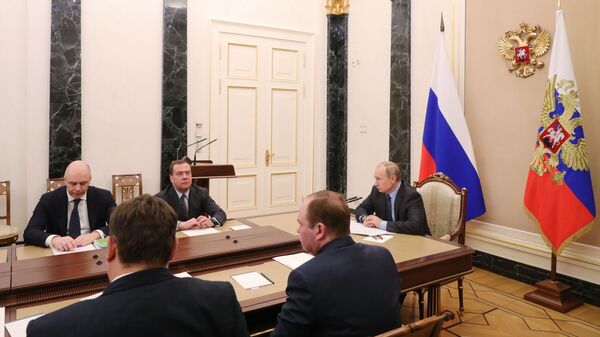 Президент РФ Владимир Путин и председатель правительства РФ Дмитрий Медведев во время совещания с членами правительства РФ