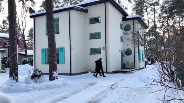 Стоп-кадр видео обстановки у дома мэра Риги Нила Ушакова во время обысков