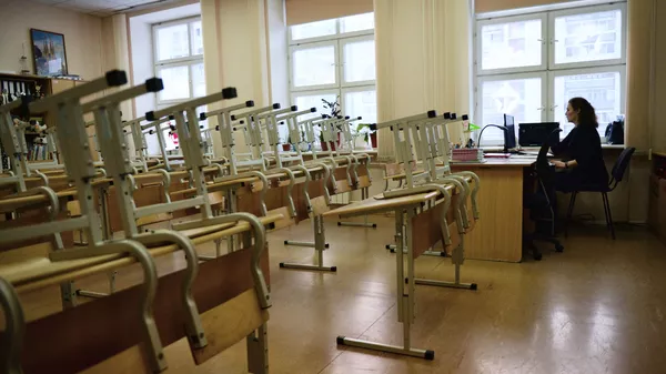 Преподаватель в пустом учебном классе школы