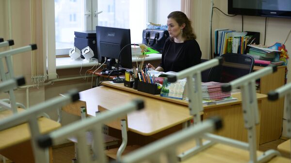 Преподаватель в пустом учебном классе школы №76 в Екатеринбурге