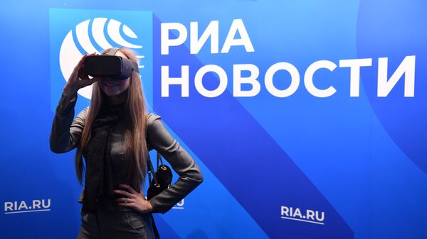 Участница VR-перформанса Слепые в большом городе тестирует очки виртуальной реальности Gear VR