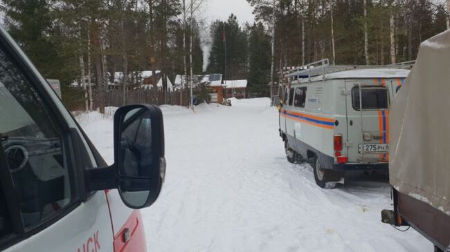 Сотрудники МЧС возле турбазы Серебрянский камень