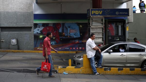 Жители Каракаса у заправочной станции PDVSA 