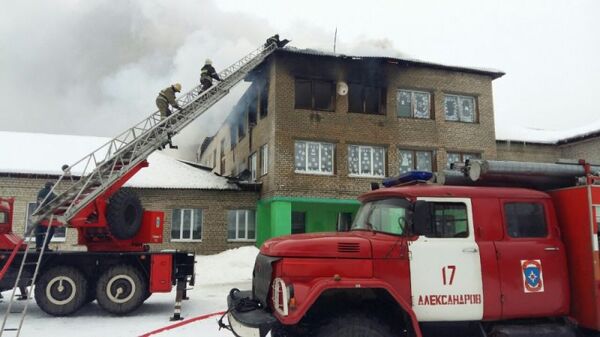 Сотрудники МЧС во время ликвидации пожара в школе поселка Красное Пламя Владимирской области