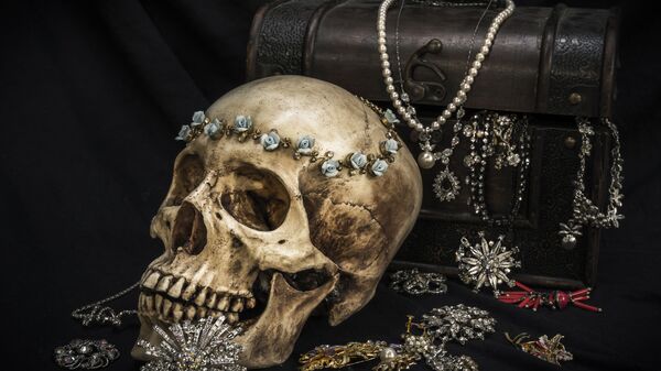 Натюрморт с человеческим черепом, сундуком и ювелирными украшениями 