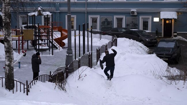 Сугробы на улице Волхонка в Москве