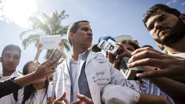 Лидер оппозиции Хуан Гуаидо, провозгласивший себя временным президентом страны, на митинге в Каракасе