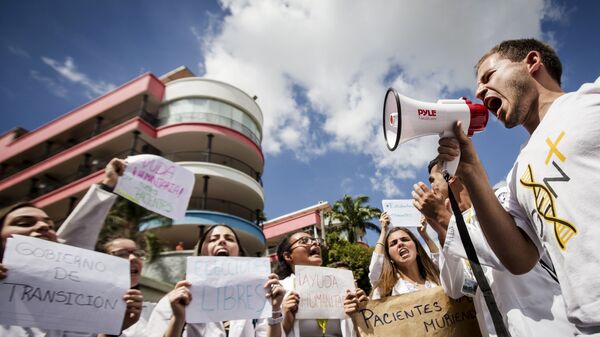 Митингующие сторонники лидера оппозиции Хуана Гуаидо в Каракасе. 30 января 2019 