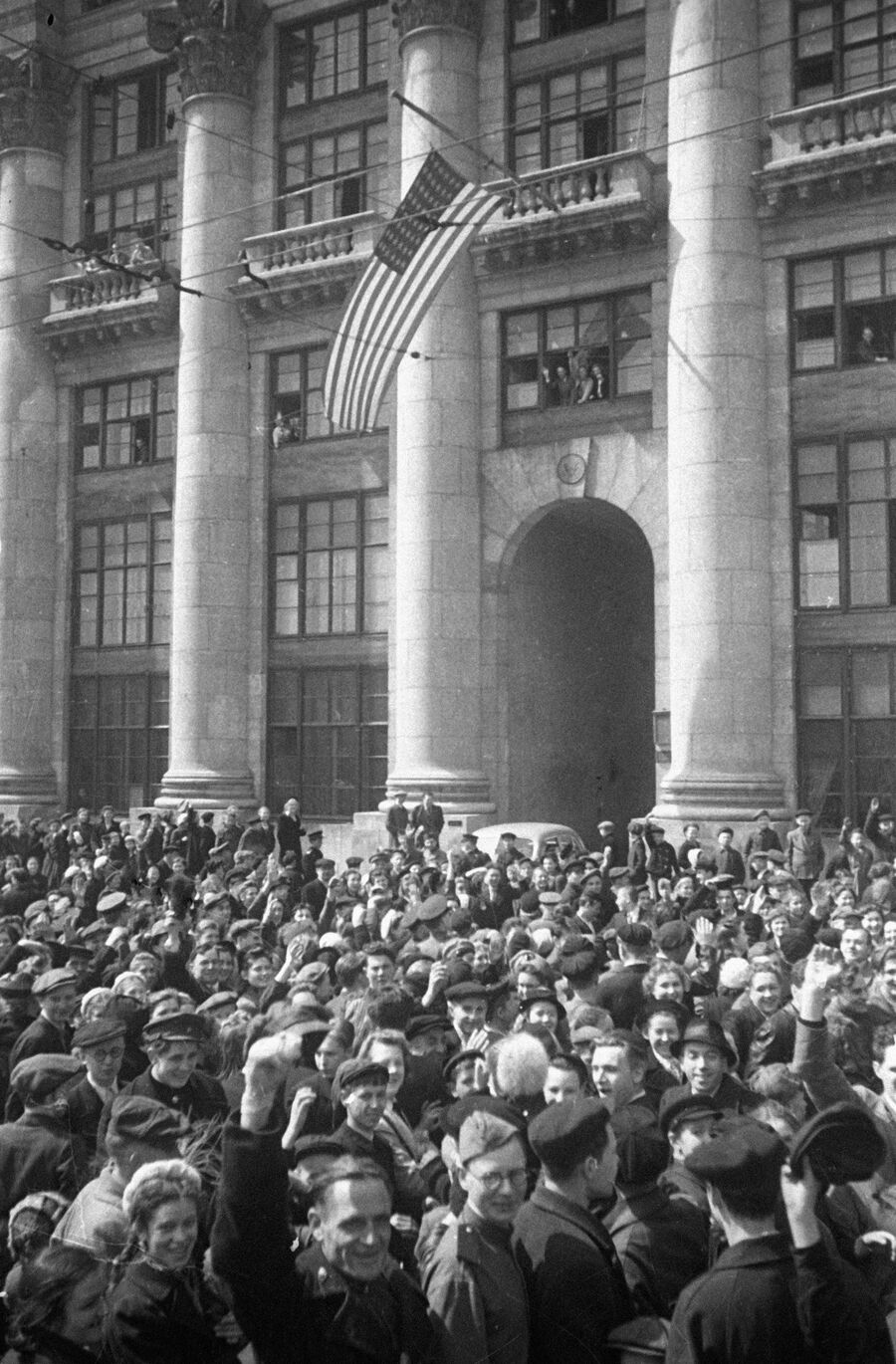 Советские граждане собрались у здания посольства США в День Победы