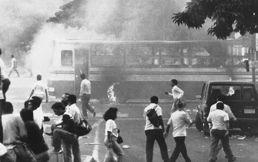 Беспорядки в Каракасе в знак протеста против повышения цен на бензин и транспорт. 28 февраля 1989 года