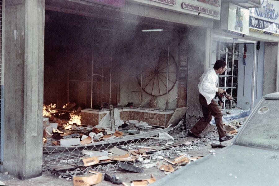 Беспорядки в Каракасе в знак протеста против повышения цен на бензин и транспорт. 27 февраля 1989 года 