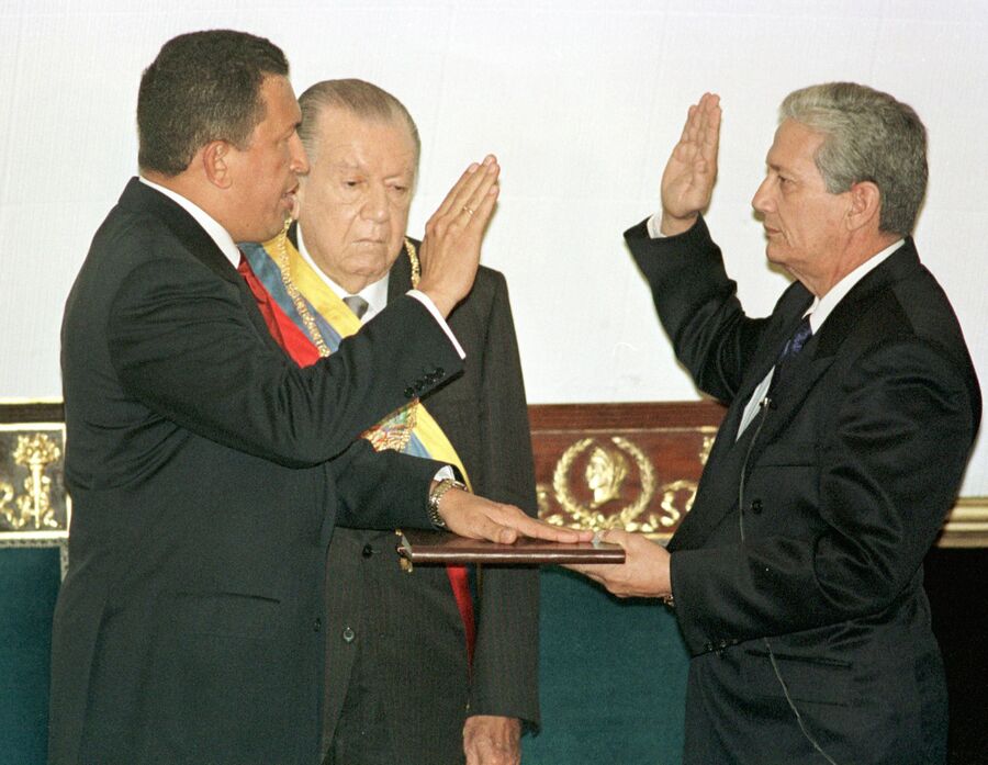 Избранный президент Венесуэлы Уго Чавес произносит текст присяги во время церемонии инаугурации. 2 февраля 1999 года
