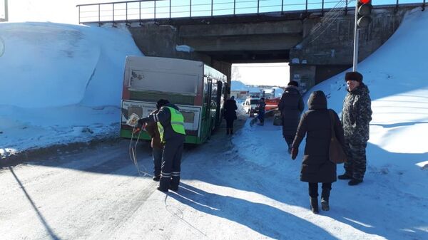 Автобус врезался в опору железнодорожного моста в Новосибирске