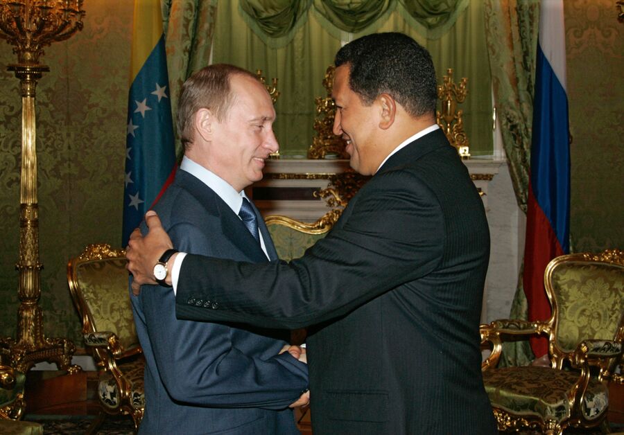 Президент России Владимир Путин и президент Венесуэлы Уго Чавес во время переговоров в Кремле. 27 июля 2006 года