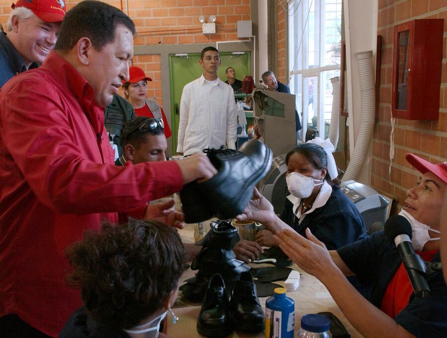 Президент Венесуэлы Уго Чавес во время визита на фабрику обуви в Каракасе, Венесуэла
