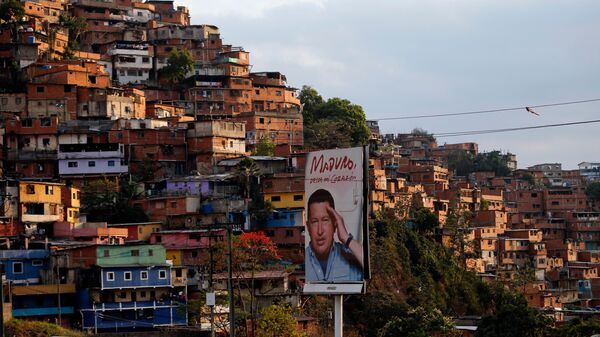 Плакат с изображением бывшего президента Венесуэлы Уго Чавеса в бедном квартале Каракаса. 2014 год