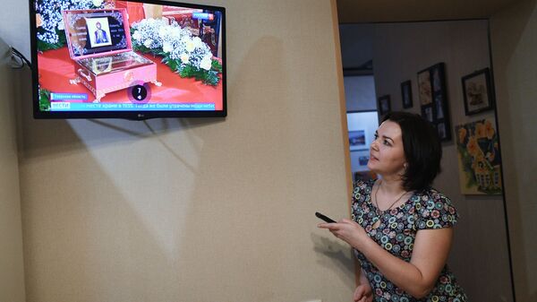 Жительница Твери смотрит телевизор у себя дома