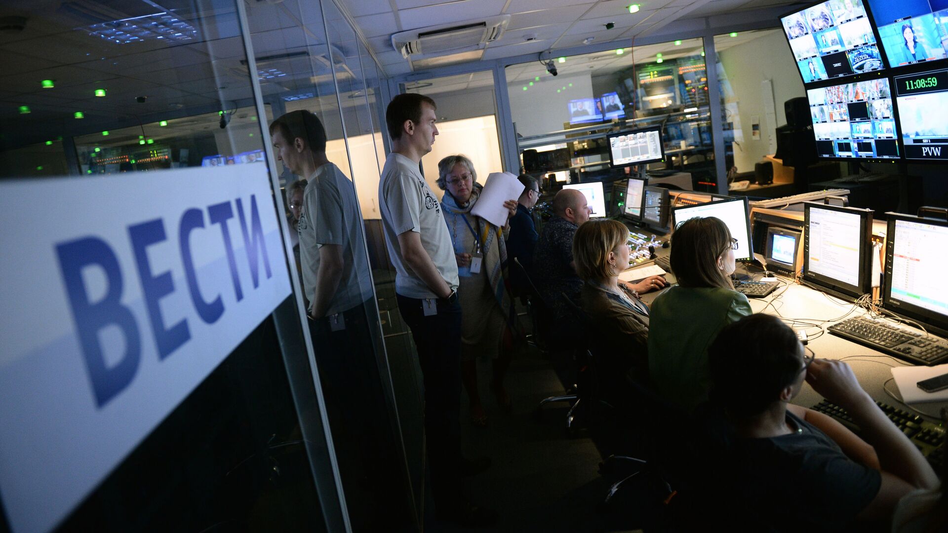 В эфирной аппаратной первой студии программы Вести  - РИА Новости, 1920, 08.12.2023