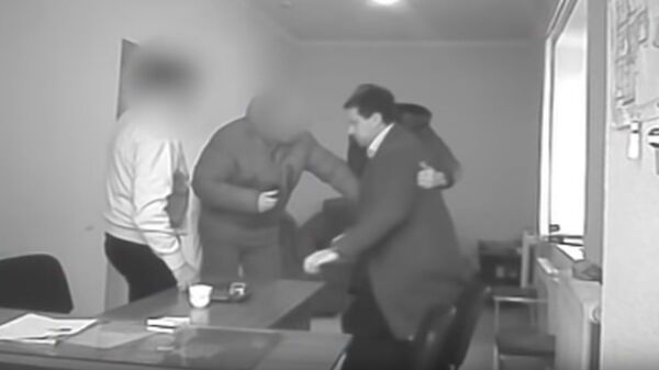 СК разместил видео с задержанием двух камызякских чиновников