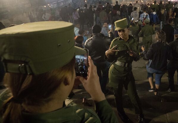 Девушки-военные во время празднования 166-й годовщины со дня рождения Хосе Марти в Гаване