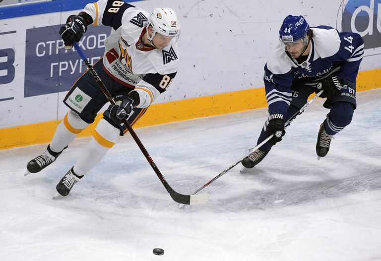 Игрок ХК Металлург Михал Булирж (слева) и игрок ХК Динамо Аслан Раисов