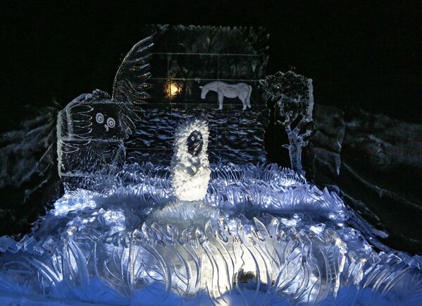 Ледяная скульптура в Снежной деревне в городе Апатиты Мурманской области
