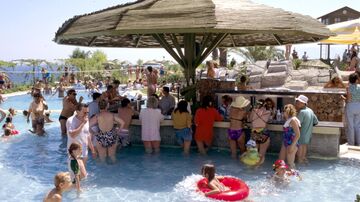 Бар у бассейна в турецком отеле Бар у бассейна в турецком отеле