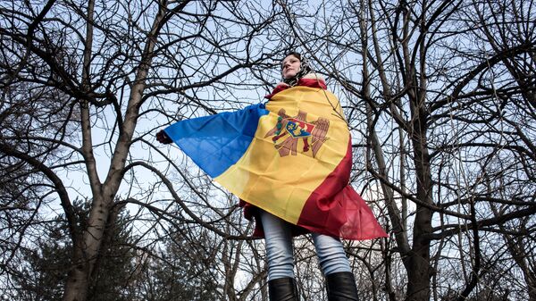 Девушка с флагом Молдавии в Кишиневе