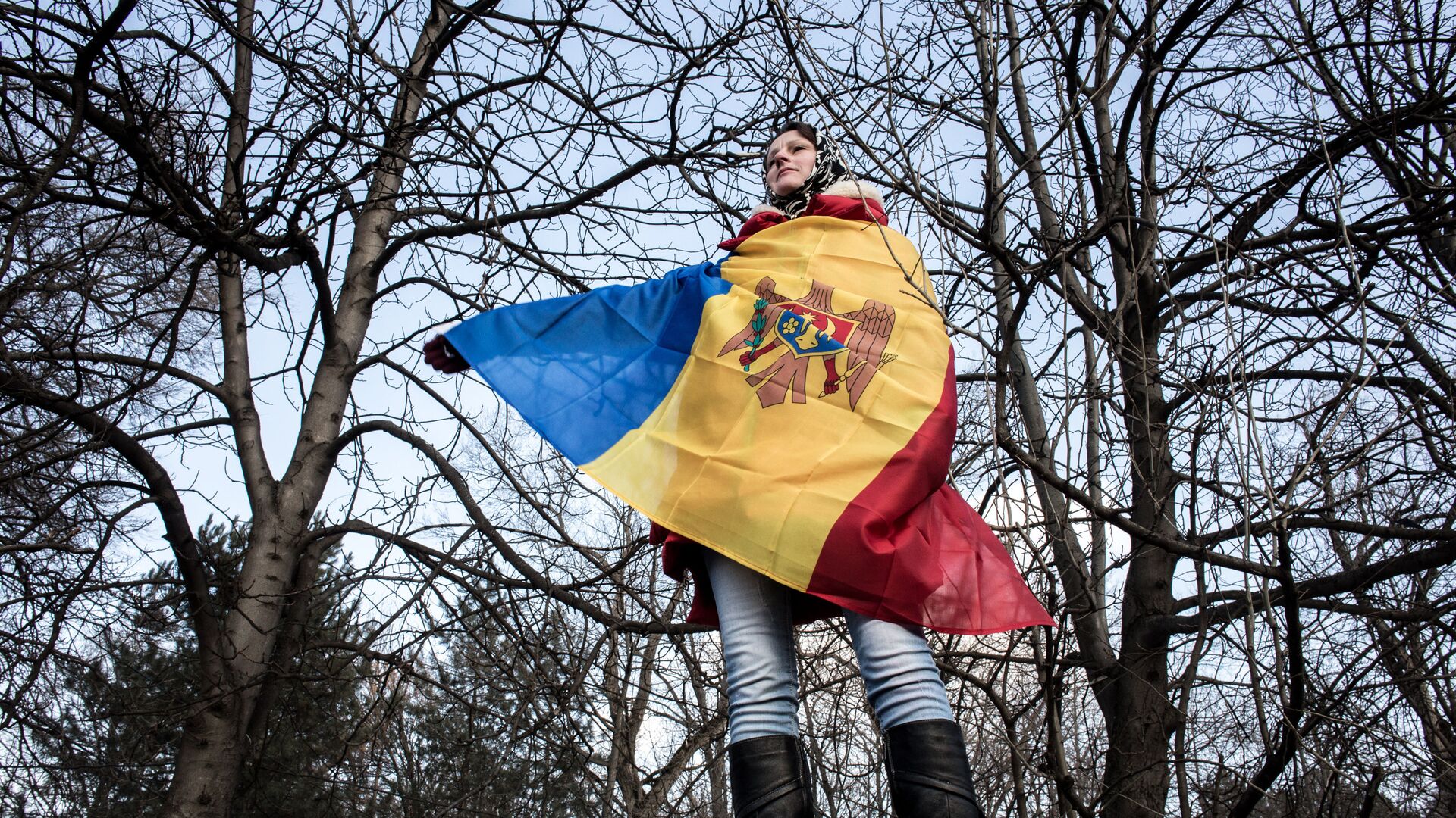 Девушка с флагом Молдавии в Кишиневе - РИА Новости, 1920, 05.02.2022