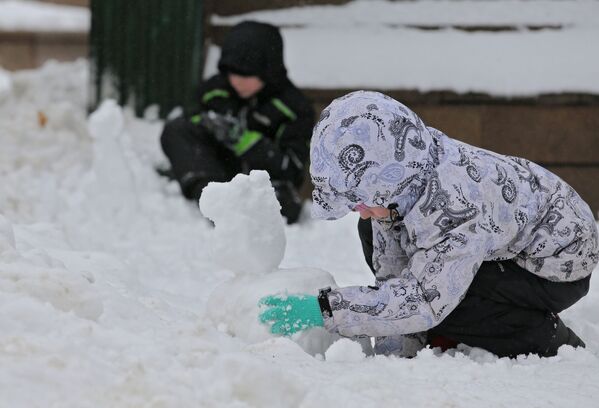 Юные жители Москвы лепят фигурки из снега
