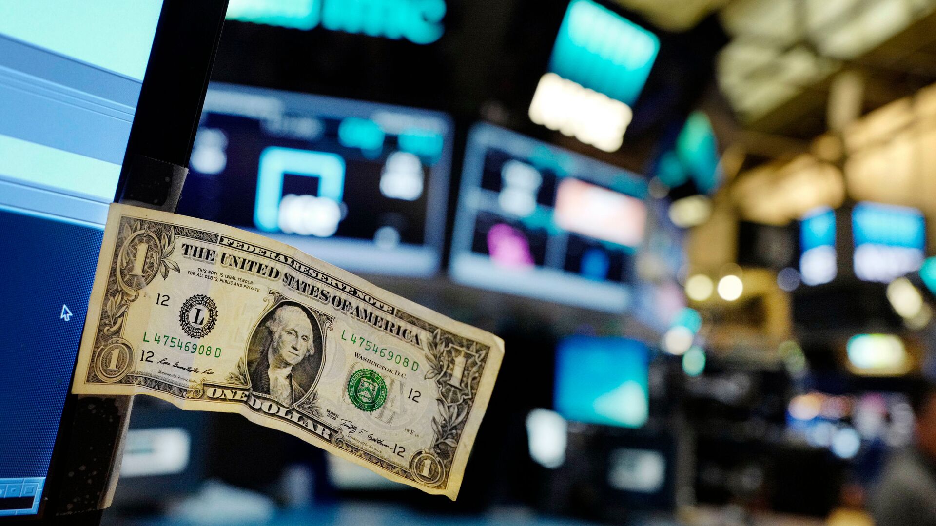 Долларовая банкнота прикреплена к экрану компьютера трейдера на Нью-Йоркской фондовой бирже - РИА Новости, 1920, 21.06.2021
