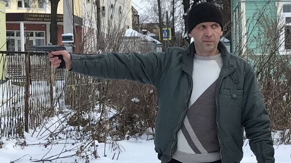 Владимир Мухин показывает, как убивал Соболева. Фото из материалов уголовного дела