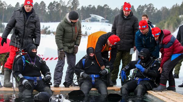 Дайверы РГО перед погружением под лед на озере Изумрудное в Казани