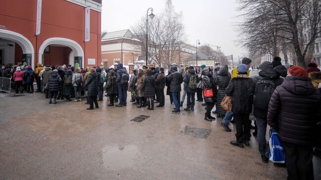 Посетители в очереди на выставку творчества Архипа Куинджи в Третьяковской галерее в Москве