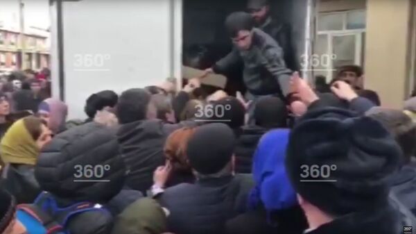 Скриншот видео давки возле мечети во время раздачи продуктов от Сулеймана Керимова в Дербенте
