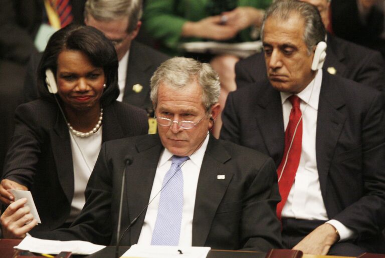 Президент США Джордж Буш показывает записку государственному секретарю Кондолизе Райс на саммите ООН в Нью-Йорке. 2005 год 