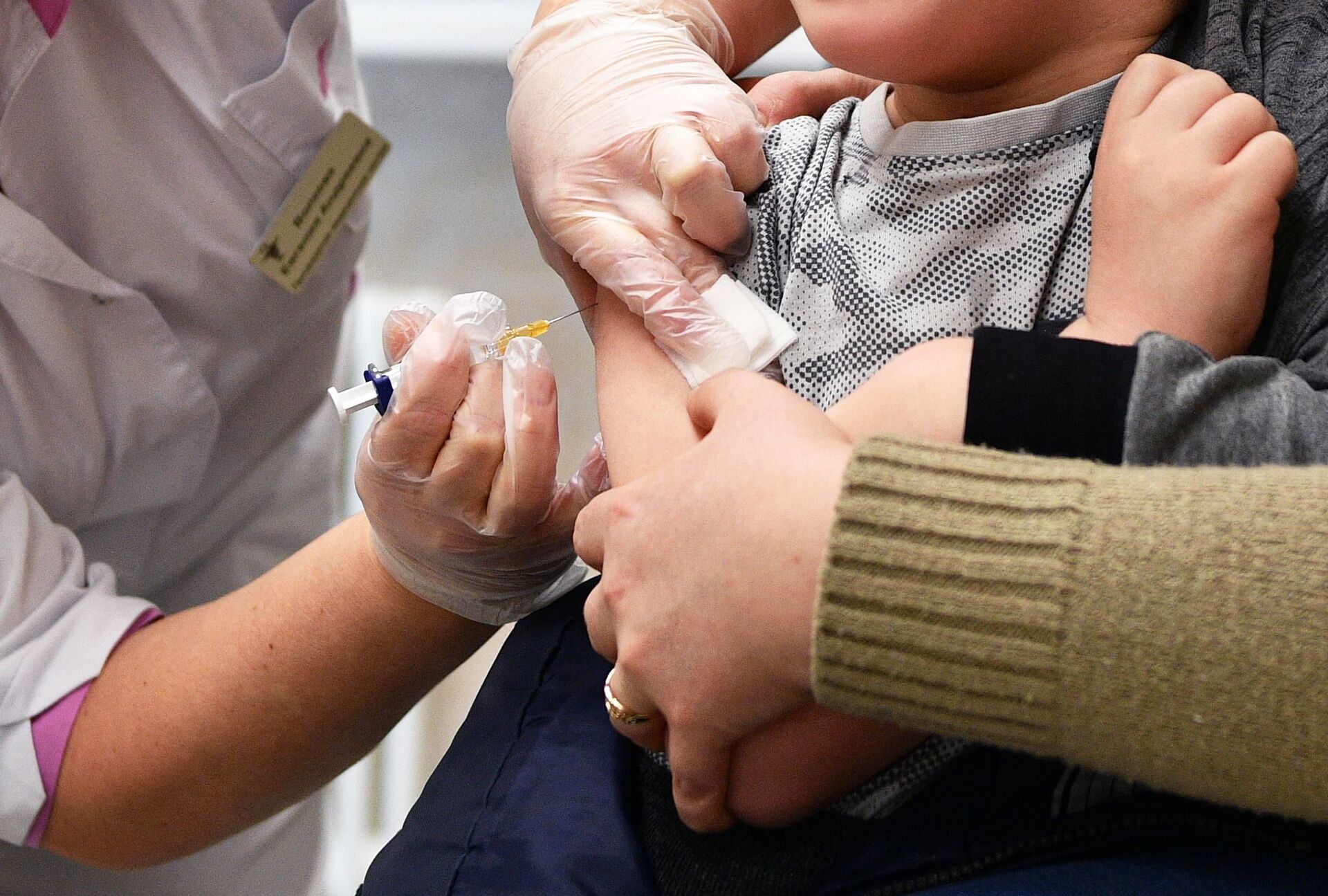 Медицинская сестра делает укол ребенку в детской поликлинике - РИА Новости, 1920, 26.04.2023