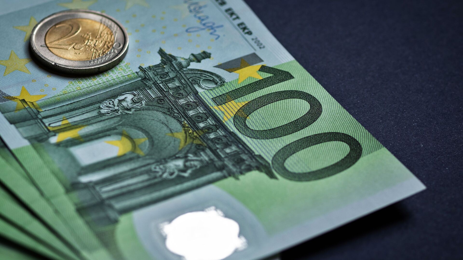 Курс евро поднялся выше 89 рублей впервые с 20 июля