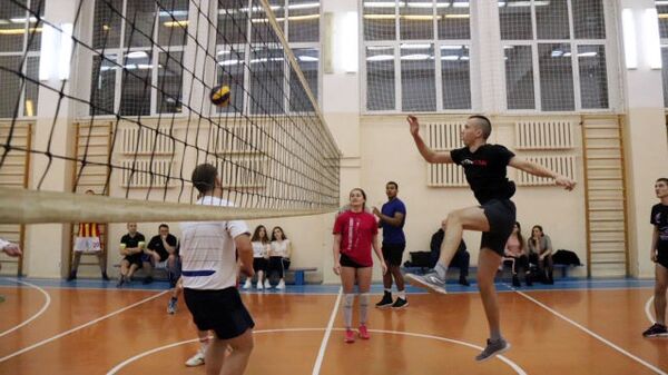 В Курске представители власти и волонтёры провели матч по волейболу