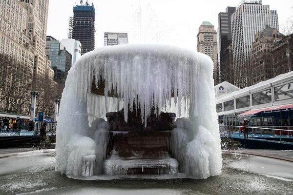 Фонтан Брайант-парк в холодную погоду на Манхэттене в Нью-Йорке