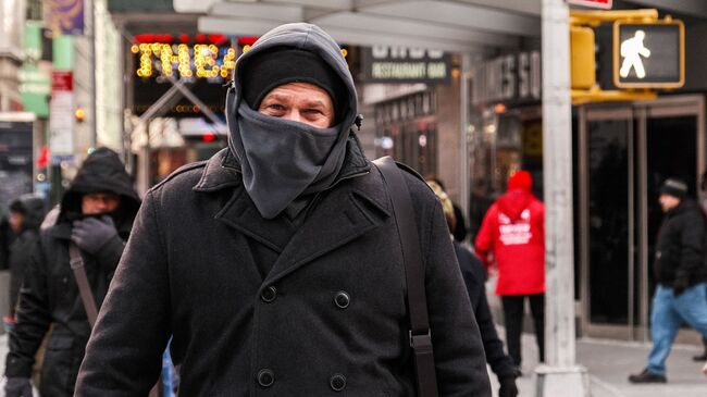 Мужчина в холодную погоду на Манхэттене в Нью-Йорке
