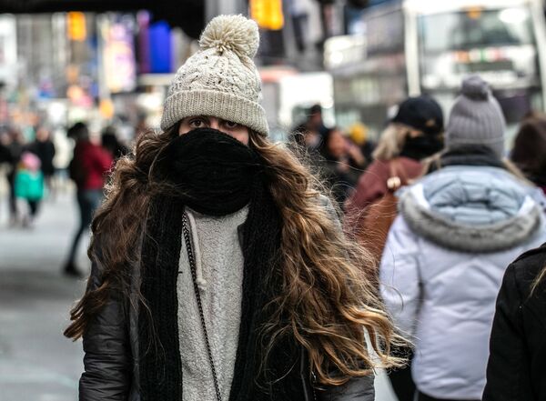 Девушка в холодную погоду на Манхэттене в Нью-Йорке