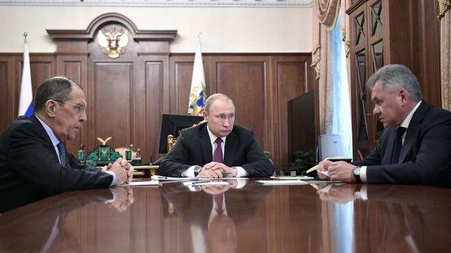 Владимир Путин, глава МИД РФ Сергей Лавров и министр обороны РФ Сергей Шойгу во время встречи. 2 февраля 2019