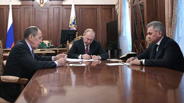 Владимир Путин, министр иностранных дел РФ Сергей Лавров и министр обороны РФ Сергей Шойгу во время встречи. 2 февраля 2019
