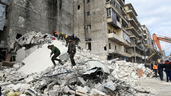 На месте обрушения пятиэтажного дома в городе Алеппо, Сирия