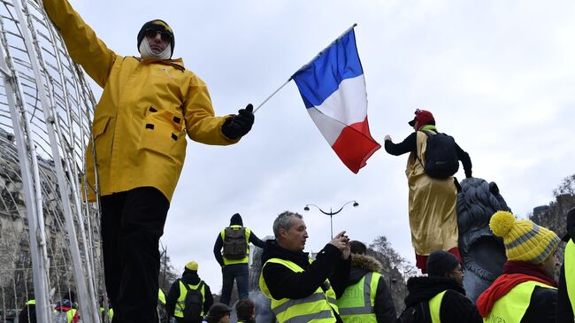 Участники акции протеста жёлтых жилетов в Париже. 2 февраля 2019