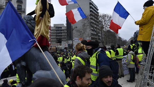 Участники акции протеста жёлтых жилетов в Париже. 2 февраля 2019