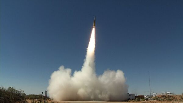 Запуск баллистической ракеты-мишени ближнего радиуса действия на полигоне в Нью-Мексико, США